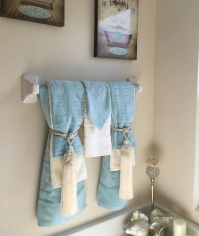 Cute way to make your hand towels look fancy!  Bathroom towels display,  Towel hanging ideas, Towel display
