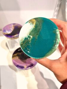 epoxy-resin-pour-art-on-jar-lid