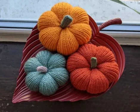 hand-knitted-decorative-pumpkins