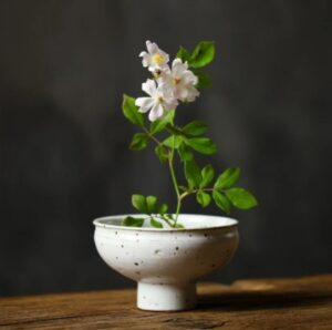 handmade-ceramic-ikebana-vase-snack