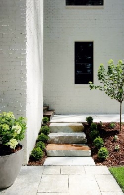 Garden steps stones add a sense of movement and rhythm to the outdoor spaces