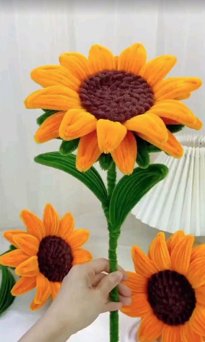 DIY-Decorative-Sunflowers-with-Pipe-Cleaners-for-Vases