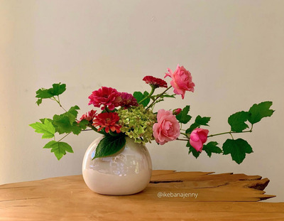 Simple-Maple-leaf-Roses-Zinnias-Hydrangea