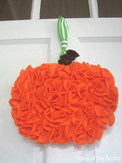 felt-pumpkin-wreath